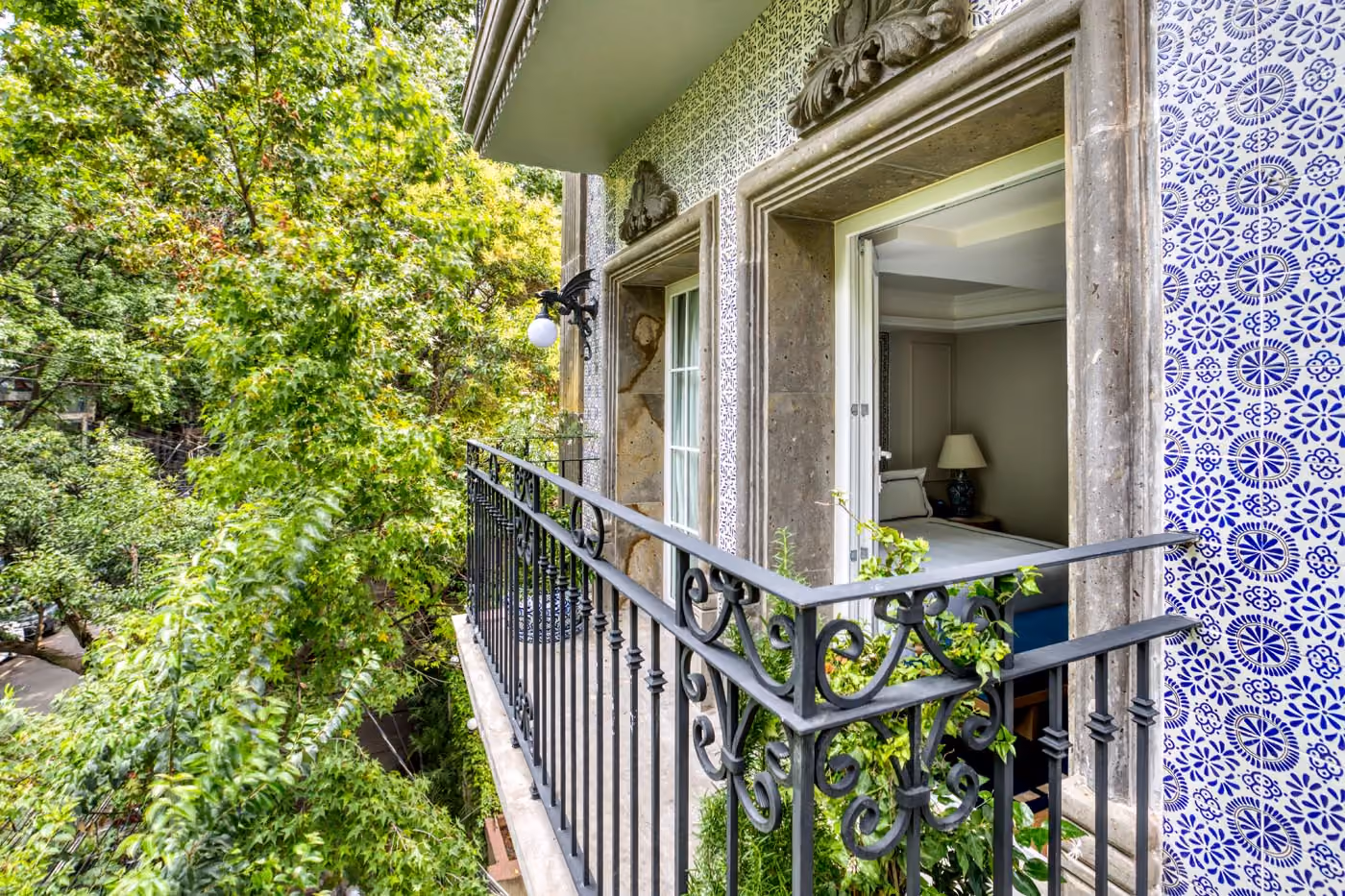 Deluxe Suite with Street View